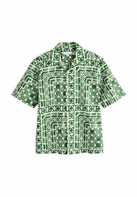 Chemise à manches courtes avec un motif géométrique vert et blanc, présentant des motifs complexes, un col et une fermeture à boutons. Matière en coton.