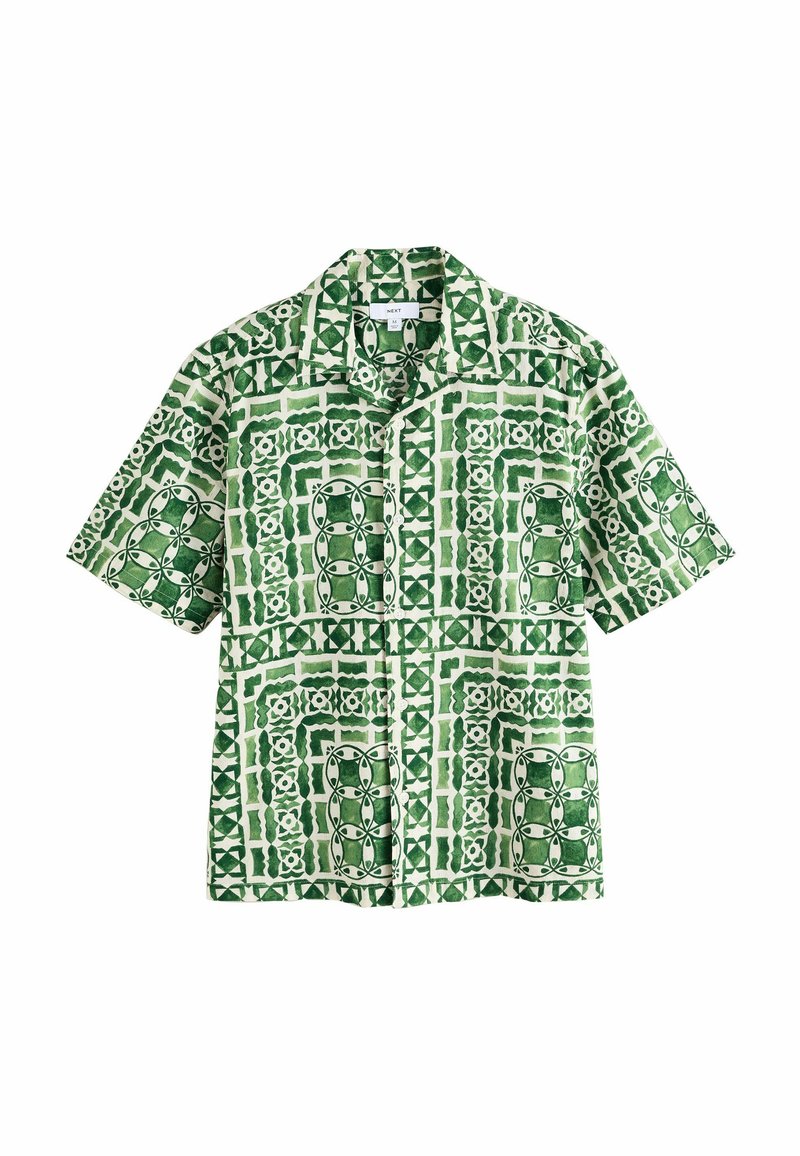 Chemise à manches courtes avec un motif géométrique vert et blanc, présentant des motifs complexes, un col et une fermeture à boutons. Matière en coton.