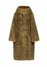 Brązowy płaszcz z futra ekologicznego z kapturem, o prostym kroju, z trzema zapięciami na guziki i dwoma frontowymi kieszeniami. Miła w dotyku tekstura i ciepły wygląd.