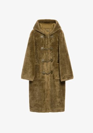 Brązowy płaszcz z futra ekologicznego z kapturem, o prostym kroju, z trzema zapięciami na guziki i dwoma frontowymi kieszeniami. Miła w dotyku tekstura i ciepły wygląd.