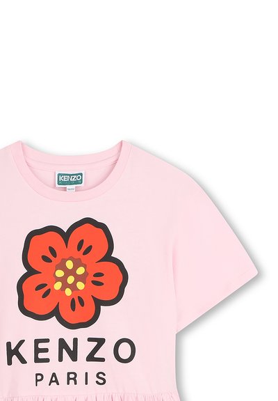 T-shirt rose clair à manches courtes avec grand motif de fleur rouge et texte "KENZO PARIS" imprimé sous le dessin.