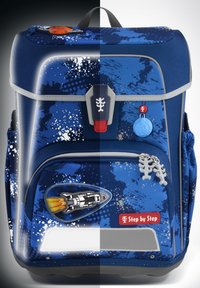 Blauer Rucksack mit einem Weltraum-Thema, ausgestattet mit einem Raketenmotiv, Spritzmustern, einer Fronttasche, grauen Akzenten und einem robusten Reißverschluss.