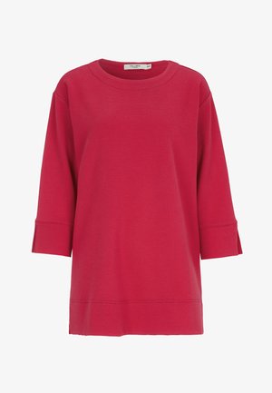 Punainen ribbineulottu collegepaita, jossa pyöreä pääntie, kolme neljäsosaa hihat ja sivuleikkaukset helmassa. Pehmeä ja teksturoitu kangas.