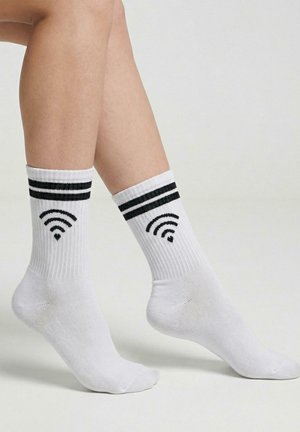 Białe bawełniane skarpetki z dwoma czarnymi poziomymi paskami u góry oraz czarnym symbolem Wi-Fi po boku. Prążkowana faktura.