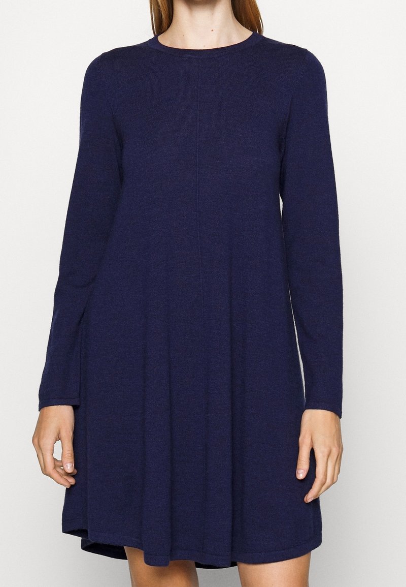 Robe navy à manches longues en tissu doux, avec un col rond et une silhouette en A dotée d'un ourlet légèrement évasé.