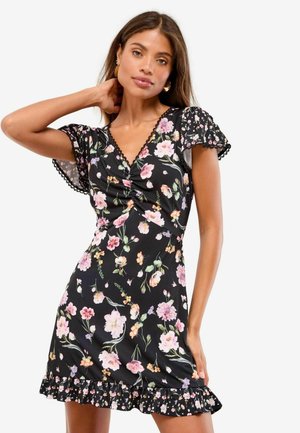 Schwarzes Blumenkleid mit kurzen Puffärmeln, V-Ausschnitt, gerafftem Vorderteil, buntem Blumenmuster und ausgestellt geschnittenem Volant-Saum. Weicher, leichter Stoff.