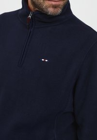 FQ1924 FQBRODER - Flīsa džemperis - navy blazer