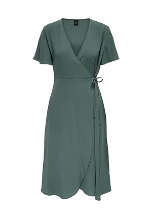 Robe portefeuille verte avec manches courtes volantées, encolure en V, ourlet au genou et lien latéral à la taille.