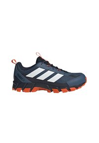 Chaussure de trail Adidas Terrex bleu foncé et noire avec des bandes blanches, une semelle orange et des languettes, inclinée vers la gauche.