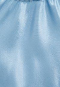 Un tissu en satin léger bleu doux, avec un éclat lisse et de subtiles plis, créant une texture réfléchissante et soyeuse.