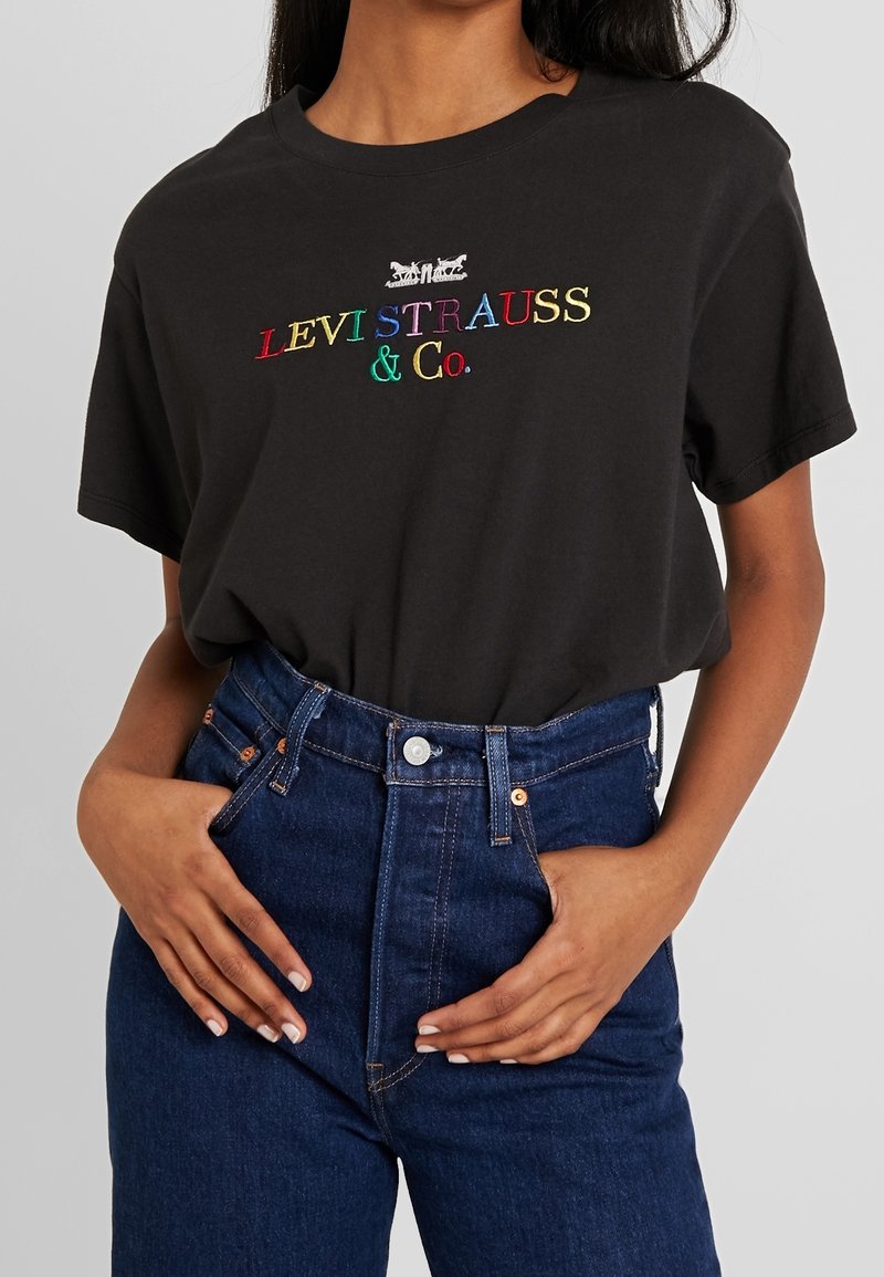 Černé bavlněné tričko s krátkými rukávy, s barevným vyšívaným textem "LEVI STRAUSS & Co." umístěným na hrudi.