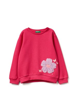 Sweat-shirt manches longues rose vif avec poignets et ourlet côtelés, présentant une fleur de lavande texturée et trois petits papillons sur le côté droit devant.