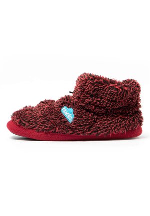 Weicher roter und schwarzer flauschiger Hausschuh-Stiefel mit einem blauen herzförmigen Logo an der Seite, entworfen für den Innenbereich und Wärme.