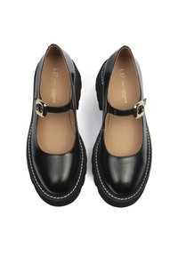 Czarne skórzane buty Mary Jane z klamrą, okrągłym noskiem i grubą gumową podeszwą, ozdobioną białym przeszyciem. Gładka faktura i minimalistyczny design.