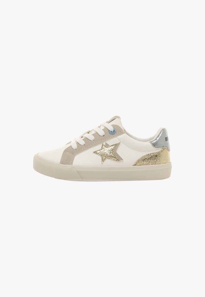 Zapatilla blanca con detalles en ante beige, estrella dorada brillante en el costado, tacón metálico plateado y cordones blancos. Suela de goma plana.