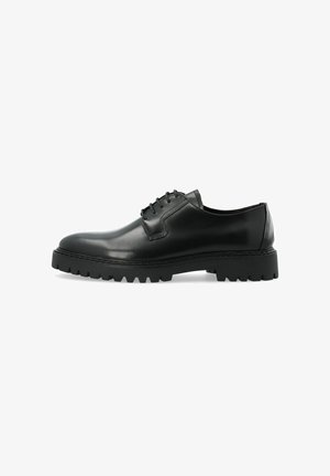 Zwarte lederen dresschoenen met een ronde neus, vetersluiting en een dikke, gestructureerde rubberen zool met diepe profiellijsten voor grip.