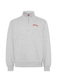 Grå fleecegenser med halvglidelås og krage. Har "HENRY CHOICE" brodert i rødt på venstre bryst. Ribbestrikkede mansjetter og nederkant.