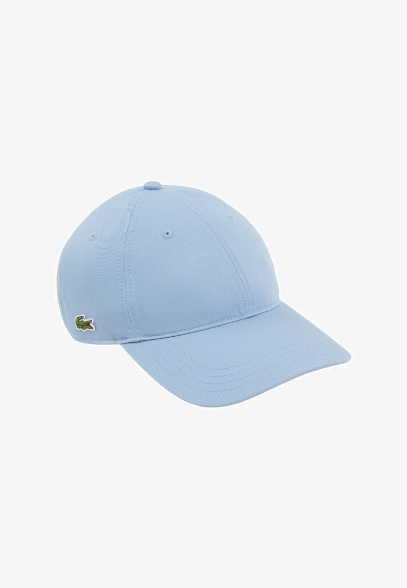 Gorra de béisbol azul claro con paneles cosidos, orificios de ventilación, visera curva y pequeño logo de cocodrilo verde en el lateral.