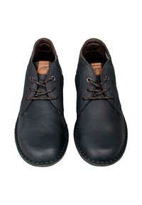 Zapatos de cuero negro con punta redondeada, cordones marrones y acabado texturizado. Presentan un detalle contrastante de cuero marrón en la lengüeta.