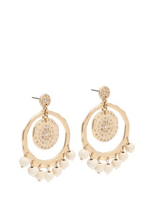 Pendientes de aro en tono dorado con colgantes circulares texturizados y pequeñas cuentas blancas colgantes, con cierre de botón y detalles de pedrería.