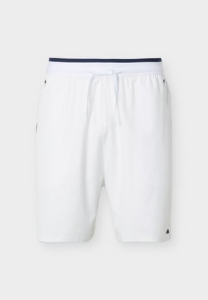 Hvite atletiske shorts med snor i midjen og sidelommer, med en liten svart logo nær kanten.