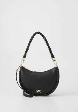 Borsa a tracolla in pelle nera con manico intrecciato, zip dorata e dettaglio del logo. Forma curvata con opzione di tracolla regolabile.