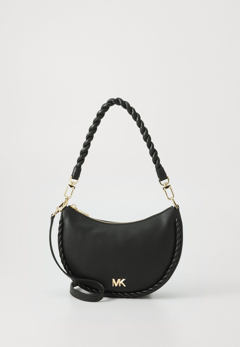 Sac à main en cuir noir avec une bandoulière tressée, fermeture éclair dorée et détail de logo. Forme courbée avec option de bandoulière réglable.