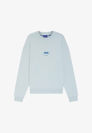 Lyseblå langærmet crewneck-sweatshirt med ribkanter ved ærmer og kant, med et centralt hvidt og blåt HUGO-logo på brystet.