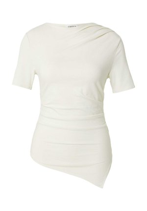 Weißes Kurzarm-Top mit asymmetrischem Saum und gerafftem Stoffdetail nahe am Ausschnitt und an der Taille.
