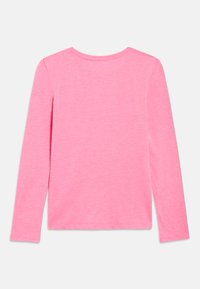 Hosszú ujjú, rózsaszín, kerek nyakú ing, síkban elhelyezve, hátoldala látható, egyszerű fehér háttér előtt.