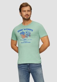Mintgroene T-shirt met korte mouwen, voorzien van een blauwe grafische print van fish and chips, met tekst in verschillende groottes. Slim fit met ronde hals.