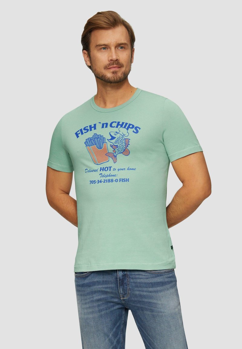 Mintgroene T-shirt met korte mouwen, voorzien van een blauwe grafische print van fish and chips, met tekst in verschillende groottes. Slim fit met ronde hals.
