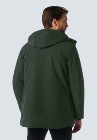 Donkergroene capuchonjas met een gladde, matte textuur. Heeft naaddetails en een gezellige pasvorm, die eindigt op middelmatige dijlengte.