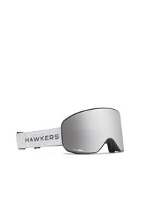 Okulary przeciwsłoneczne z dużą, zakrzywioną czarną oprawą i lustrzanymi soczewkami. Szary, błyszczący pasek z logo "HAWKERS". Elegancki, nowoczesny design.