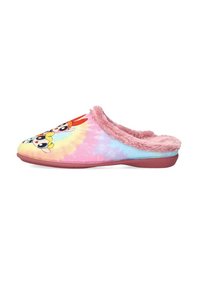 Zapatilla de casa de terciopelo rosa con patrón de tie-dye y caras de dibujos animados en la punta, con suela plana y suave forro interior.