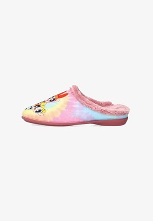 Zapatilla de casa de terciopelo rosa con patrón de tie-dye y caras de dibujos animados en la punta, con suela plana y suave forro interior.