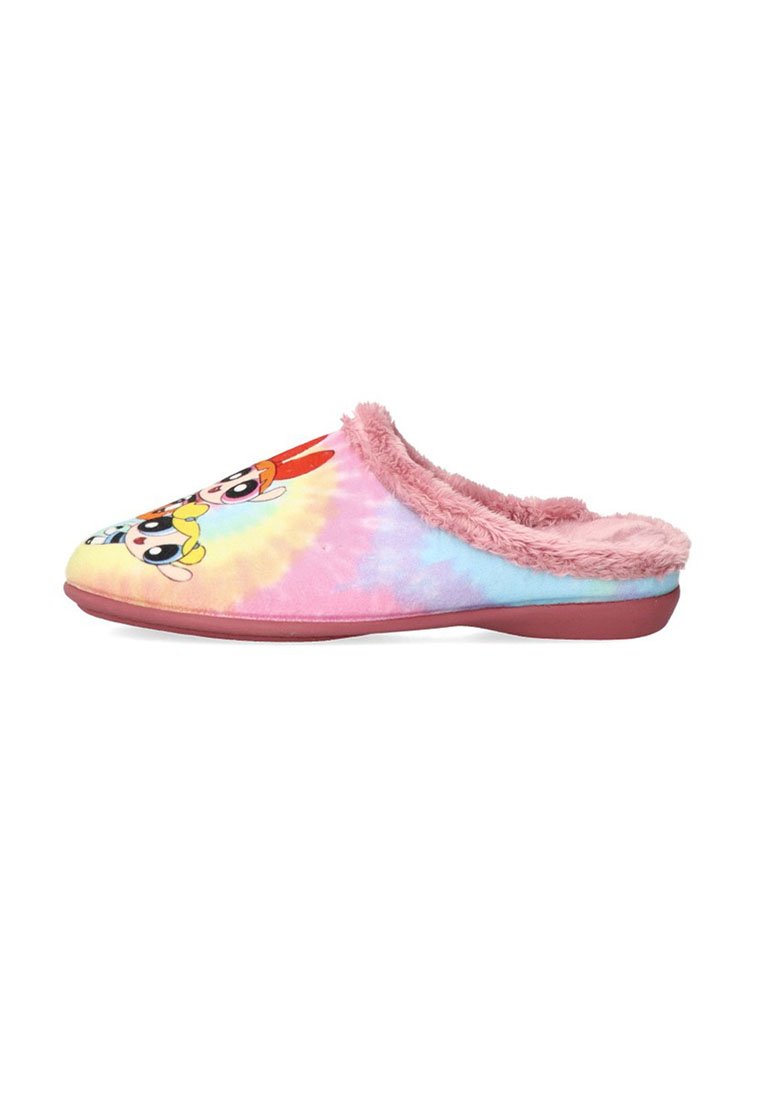 Zapatilla de casa de terciopelo rosa con patrón de tie-dye y caras de dibujos animados en la punta, con suela plana y suave forro interior.