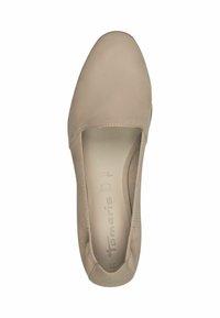 Beige slip-on sko med en glatt skinnoverdel, rund tå og fleksible sider. Inskrevet merkenavn synlig på innersålen.