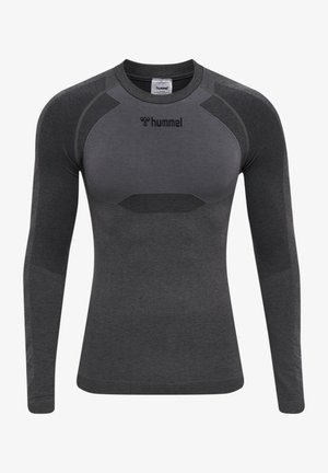 T-shirt de sport à manches longues gris foncé avec panneau poitrine gris clair, logo Hummel noir sur la poitrine et coupe ajustée sans coutures.