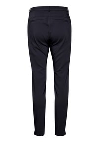 Námořnické kalhoty se slim fit střihem, s hladkým povrchem, bočními kapsami, zadními kapsami a pasem s poutky na pásek.