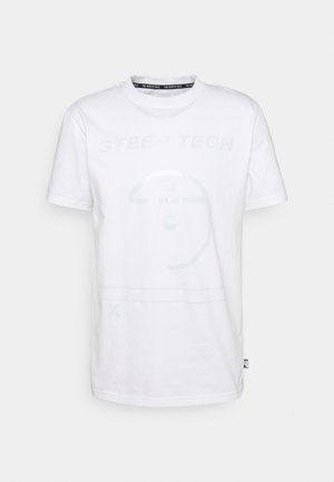 Biały t-shirt z krótkim rękawem z delikatnym napisem „Steep Tech” i abstrakcyjną grafiką, okrągły dekolt z logo „The North Face” wewnątrz kołnierza.