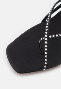 NEOUS Sandales tongs - black