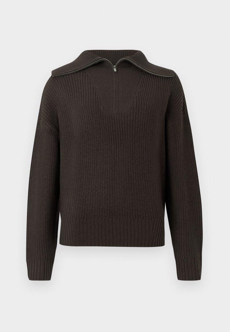Pull en tricot marron foncé à manches longues, avec un col large zippé et des poignets et un ourlet côtelés.