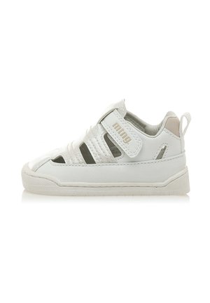 Zapatilla deportiva blanca con un upper sintético texturizado. Presenta un diseño con cortes, una correa de velcro y una suela de goma resistente para brindar soporte.
