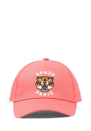 Cappellino da baseball rosa con una testa di tigre ruggente ricamata e il testo "KENZO PARIS" sul davanti.
