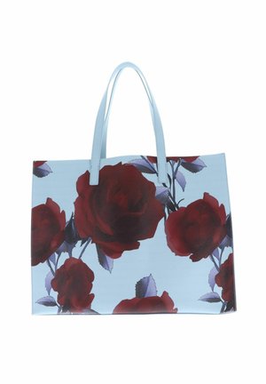 Sac fourre-tout bleu clair avec de grandes roses rouge foncé et des feuilles violettes imprimées, doté de deux longues anses.