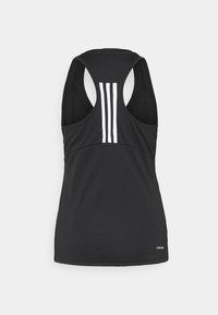 Débardeur de sport noir à dos nageur avec trois bandes blanches verticales sur le haut du dos et petit texte "AEROREADY" près de l'ourlet.