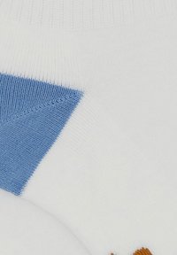 Calzino bianco con un accento triangolare blu e un motivo marrone. Tessuto morbido, bordo elasticizzato e finitura liscia.