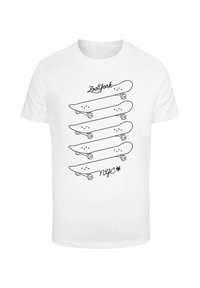 Hvid bomulds T-shirt med et sort grafik af stabelde skateboards med teksten "ZooYork" og "NYC" i kursiv og fed skrift.