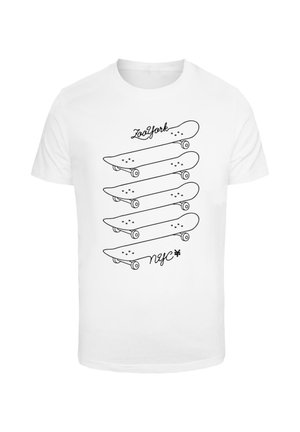 Hvid bomulds T-shirt med et sort grafik af stabelde skateboards med teksten "ZooYork" og "NYC" i kursiv og fed skrift.